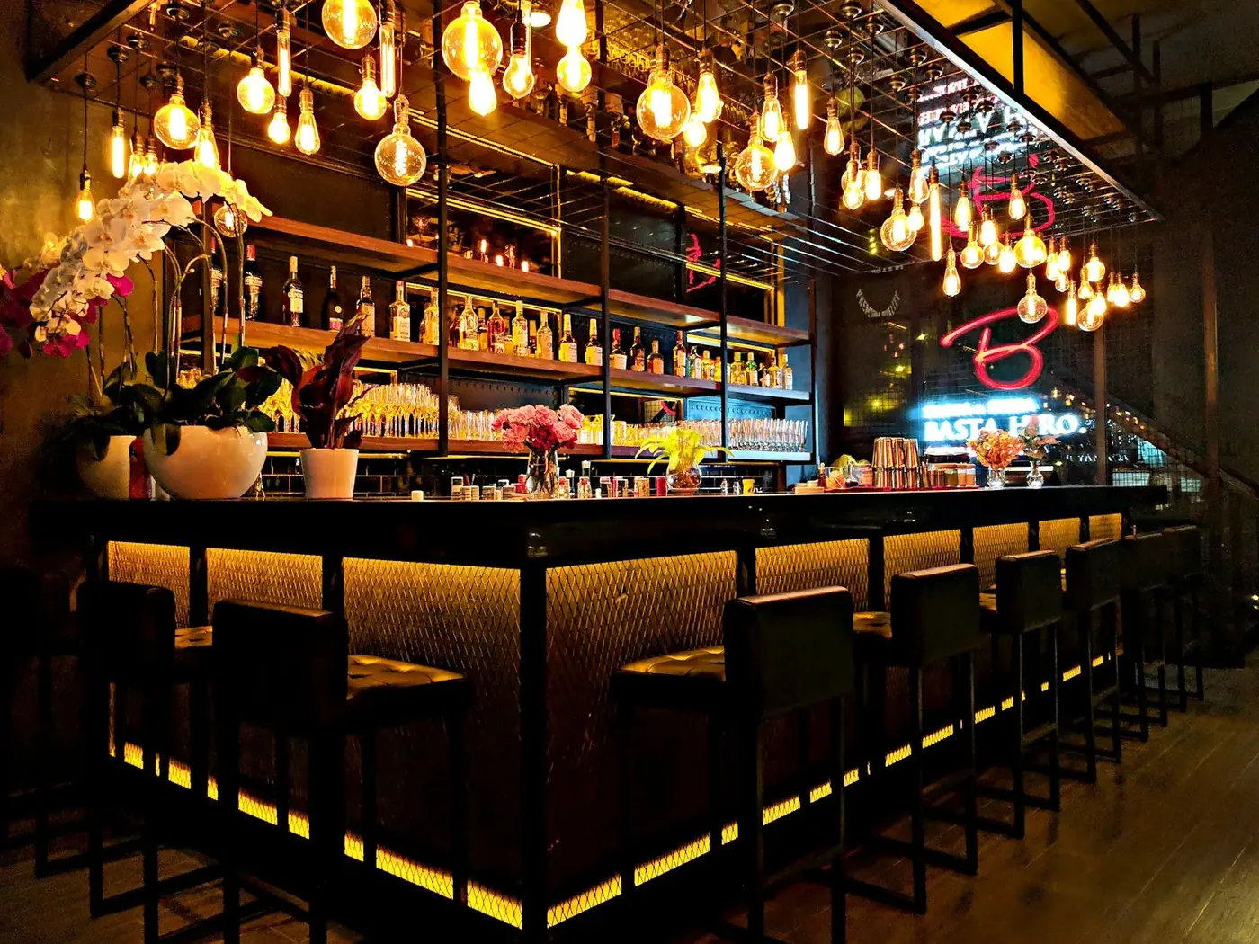 Balcão de bar com garrafas iluminadas